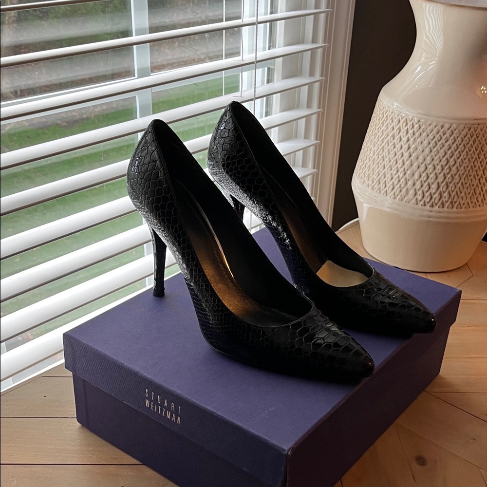 Stuart Weitzman stiletto pointed toe, vamp pumps, heels, patent leather black
